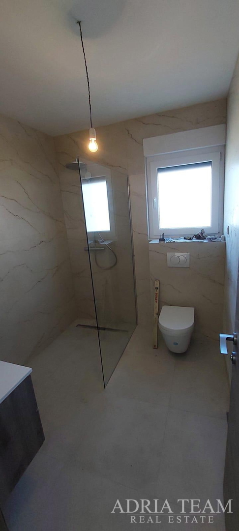 Half of a house with a swimming pool - Debeljak