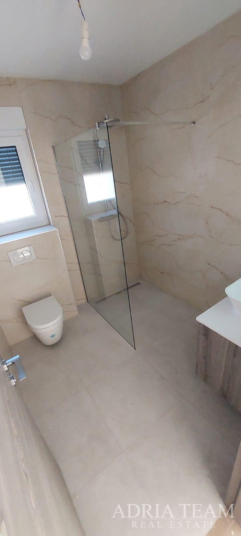 Half of a house with a swimming pool - Debeljak