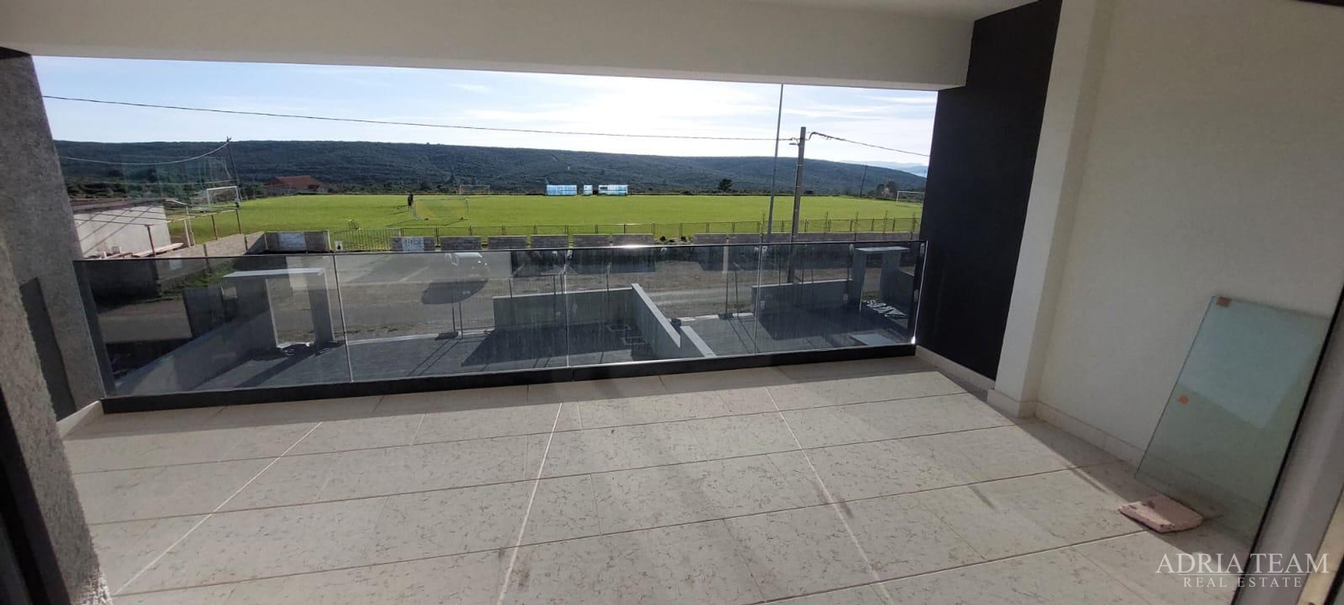 Half of a house with a swimming pool - Debeljak