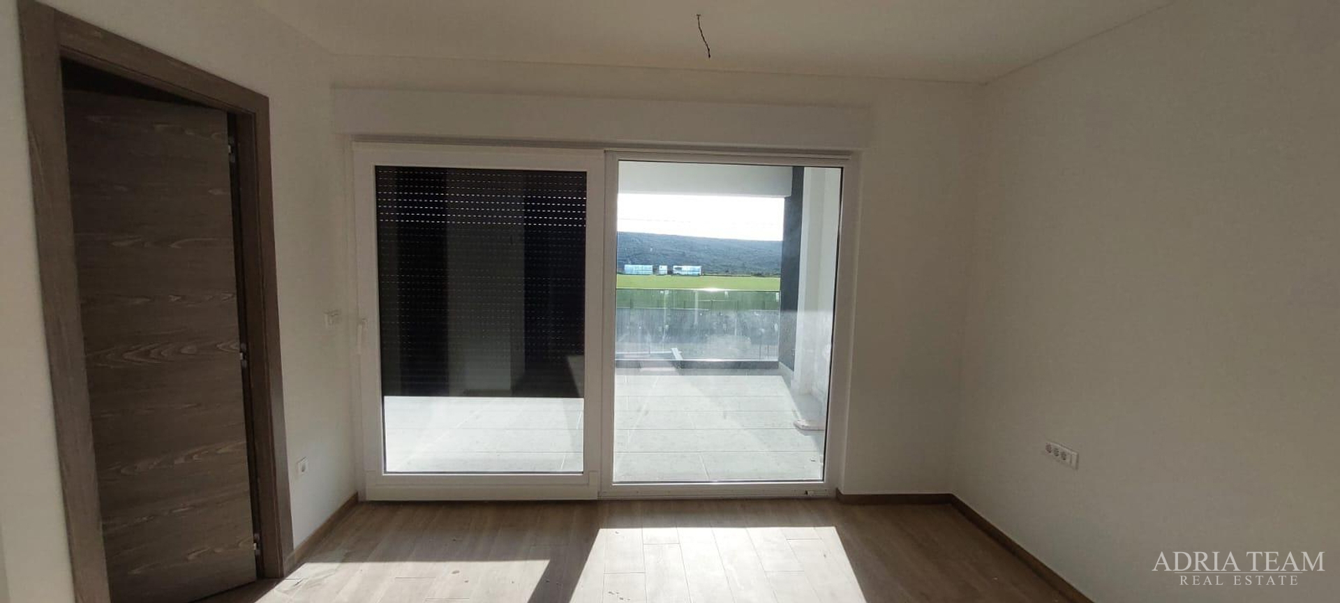 Half of a house with a swimming pool - Debeljak