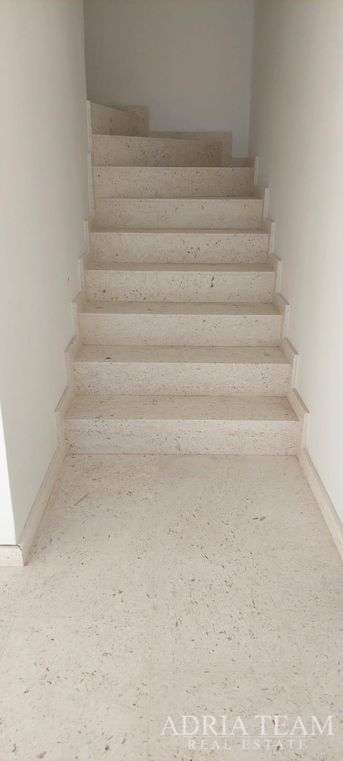 Half of a house with a swimming pool - Debeljak