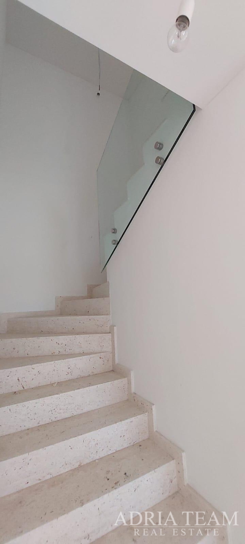 Half of a house with a swimming pool - Debeljak