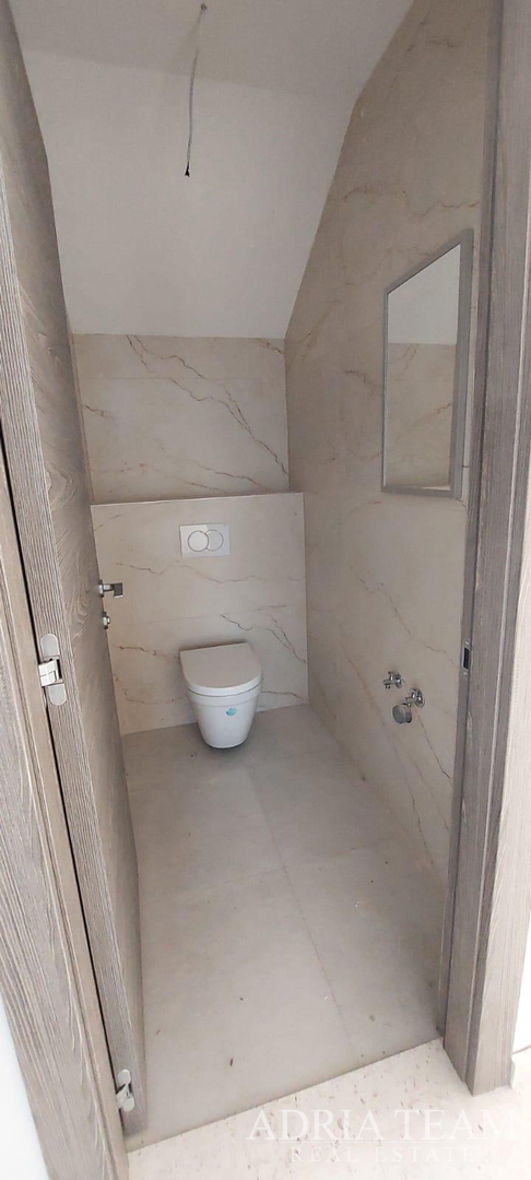 Half of a house with a swimming pool - Debeljak