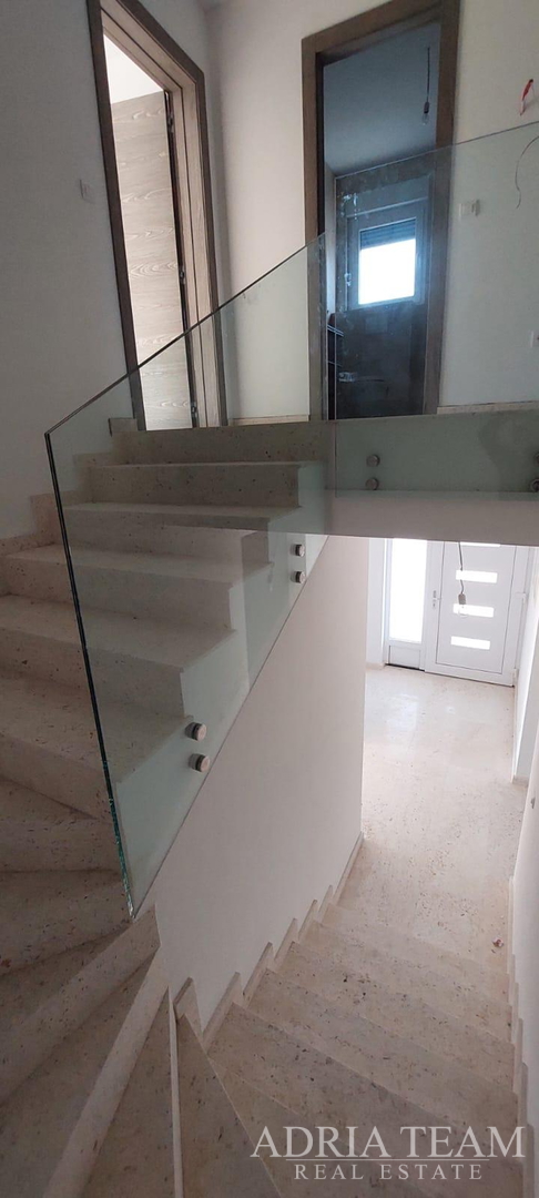 Half of a house with a swimming pool - Debeljak