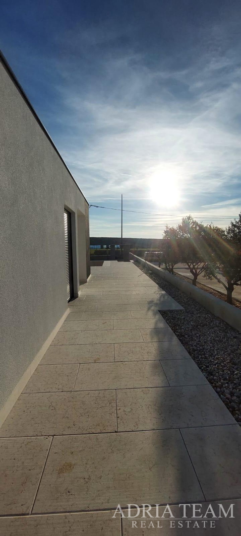 Half of a house with a swimming pool - Debeljak