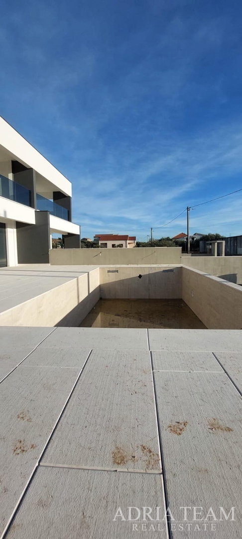 Half of a house with a swimming pool - Debeljak