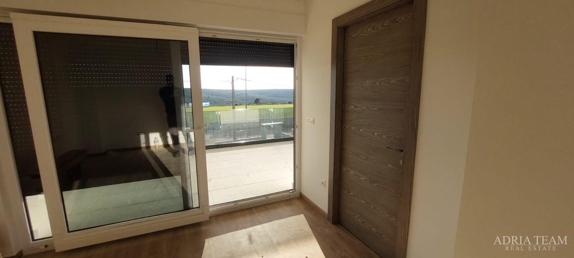 Half of a house with a swimming pool - Debeljak