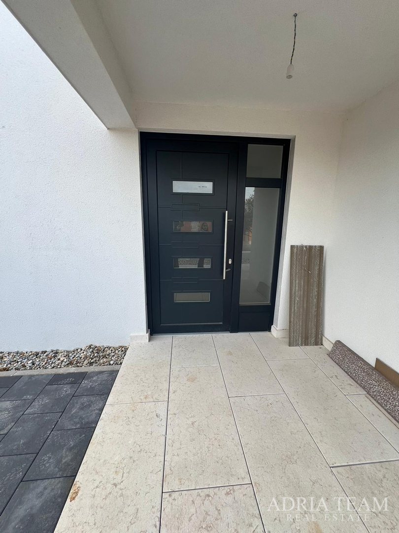 Half of a house with a swimming pool - Debeljak