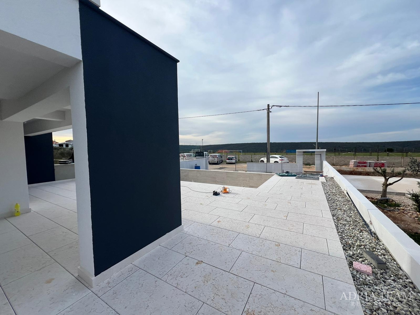 Half of a house with a swimming pool - Debeljak