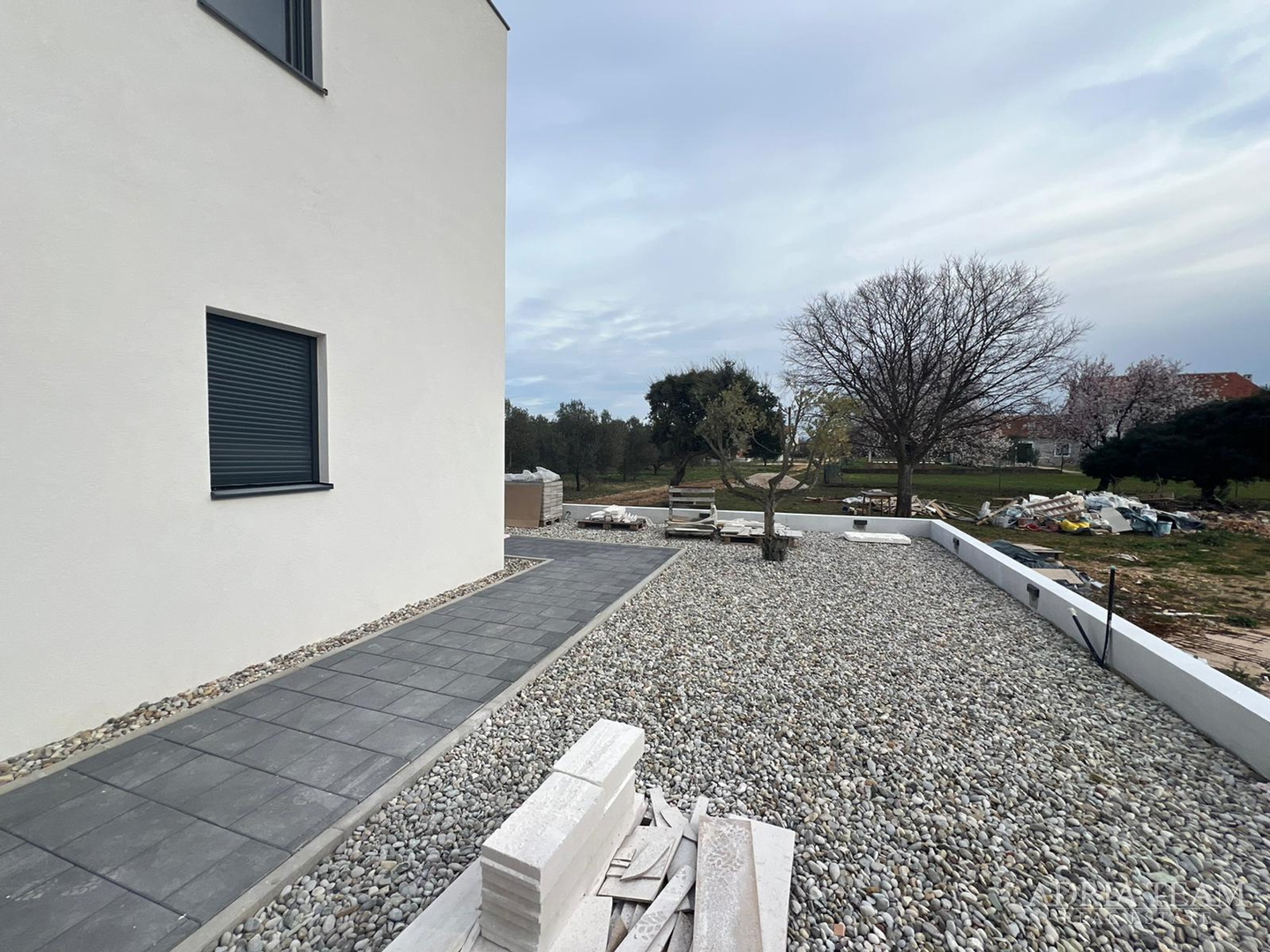 Half of a house with a swimming pool - Debeljak