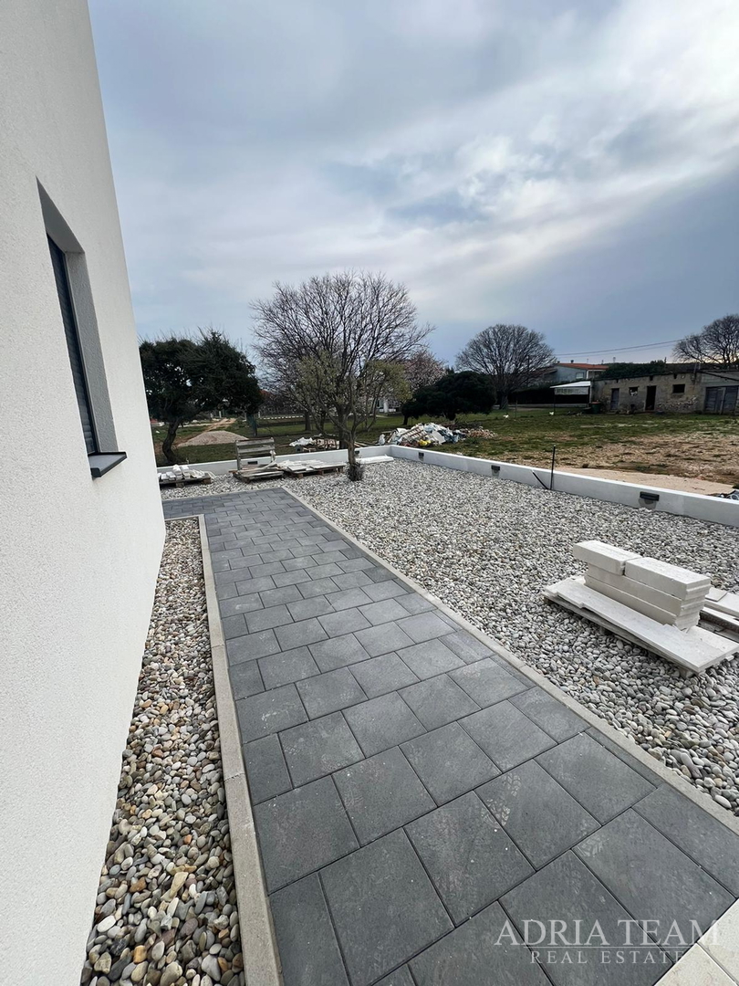 Half of a house with a swimming pool - Debeljak