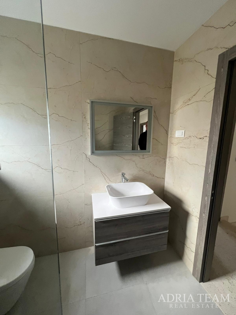 Half of a house with a swimming pool - Debeljak