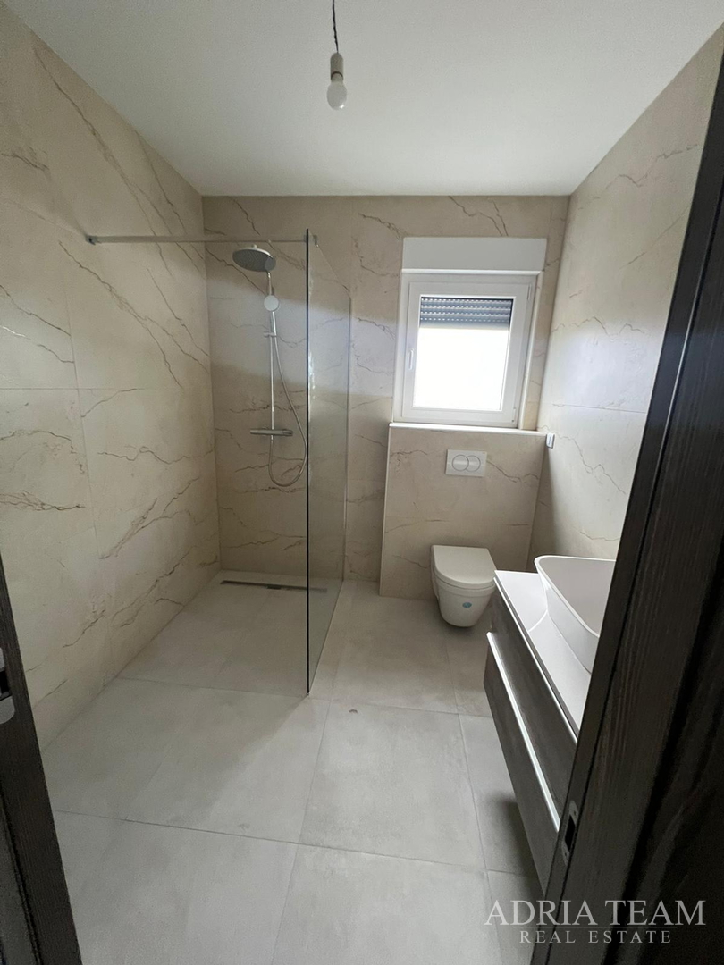 Half of a house with a swimming pool - Debeljak