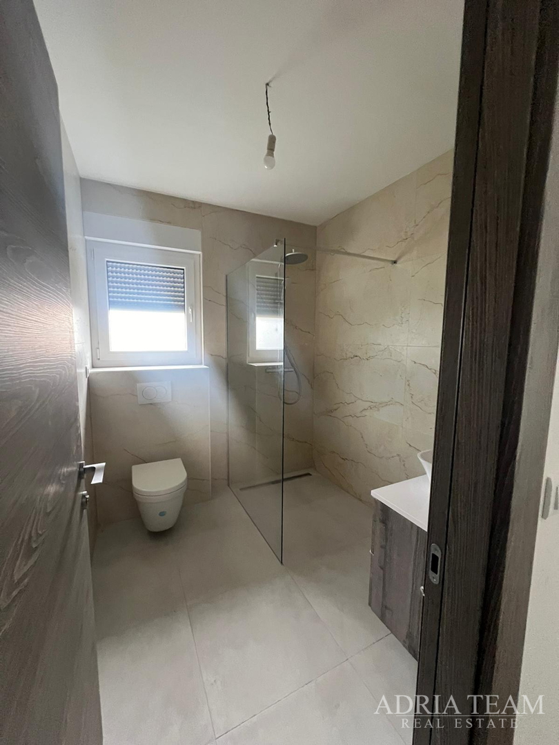 Half of a house with a swimming pool - Debeljak