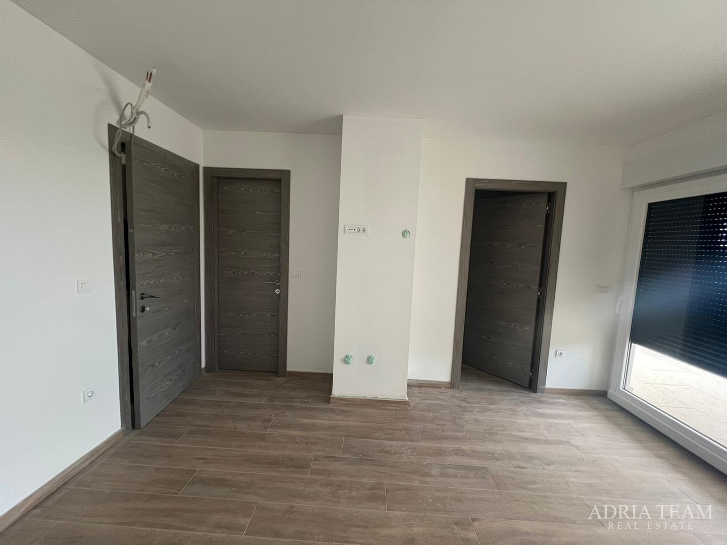 Half of a house with a swimming pool - Debeljak