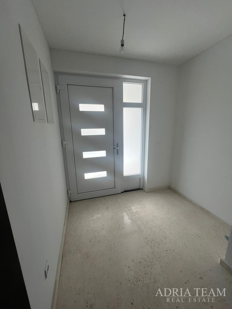 Half of a house with a swimming pool - Debeljak