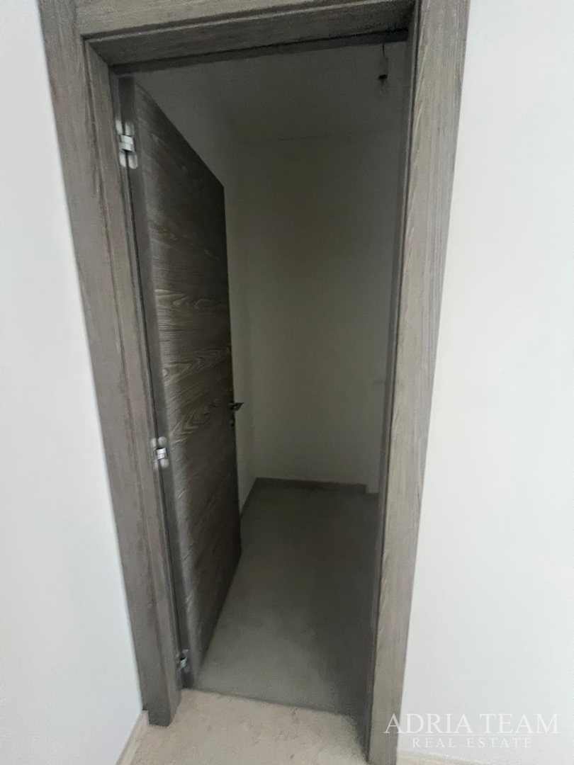 Half of a house with a swimming pool - Debeljak