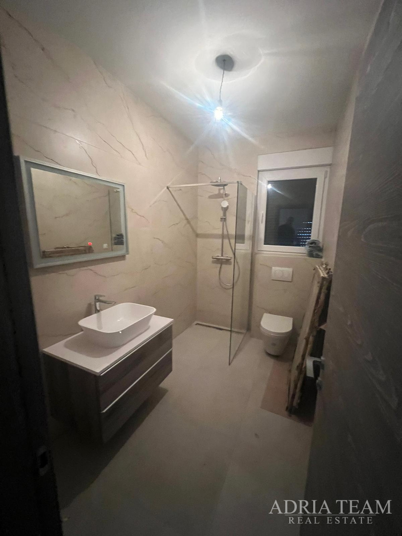 Half of a house with a swimming pool - Debeljak