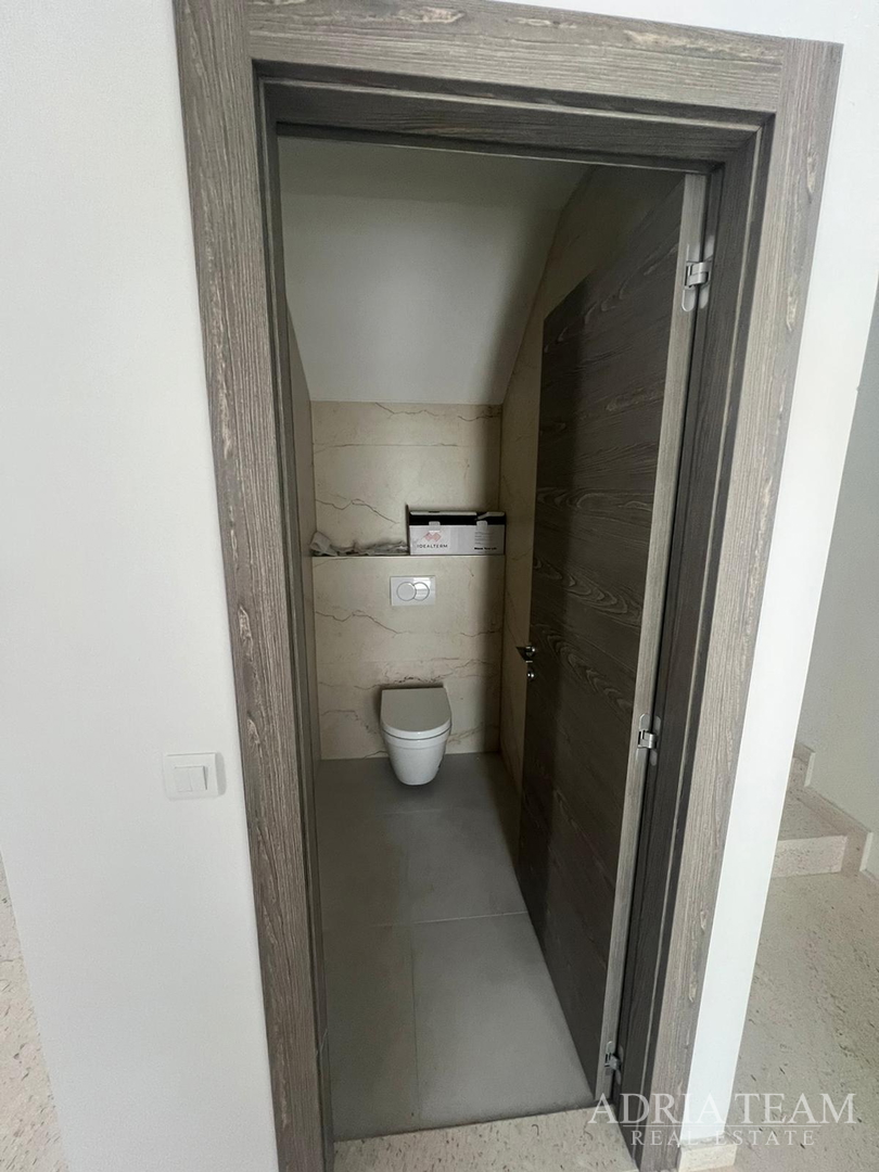 Half of a house with a swimming pool - Debeljak