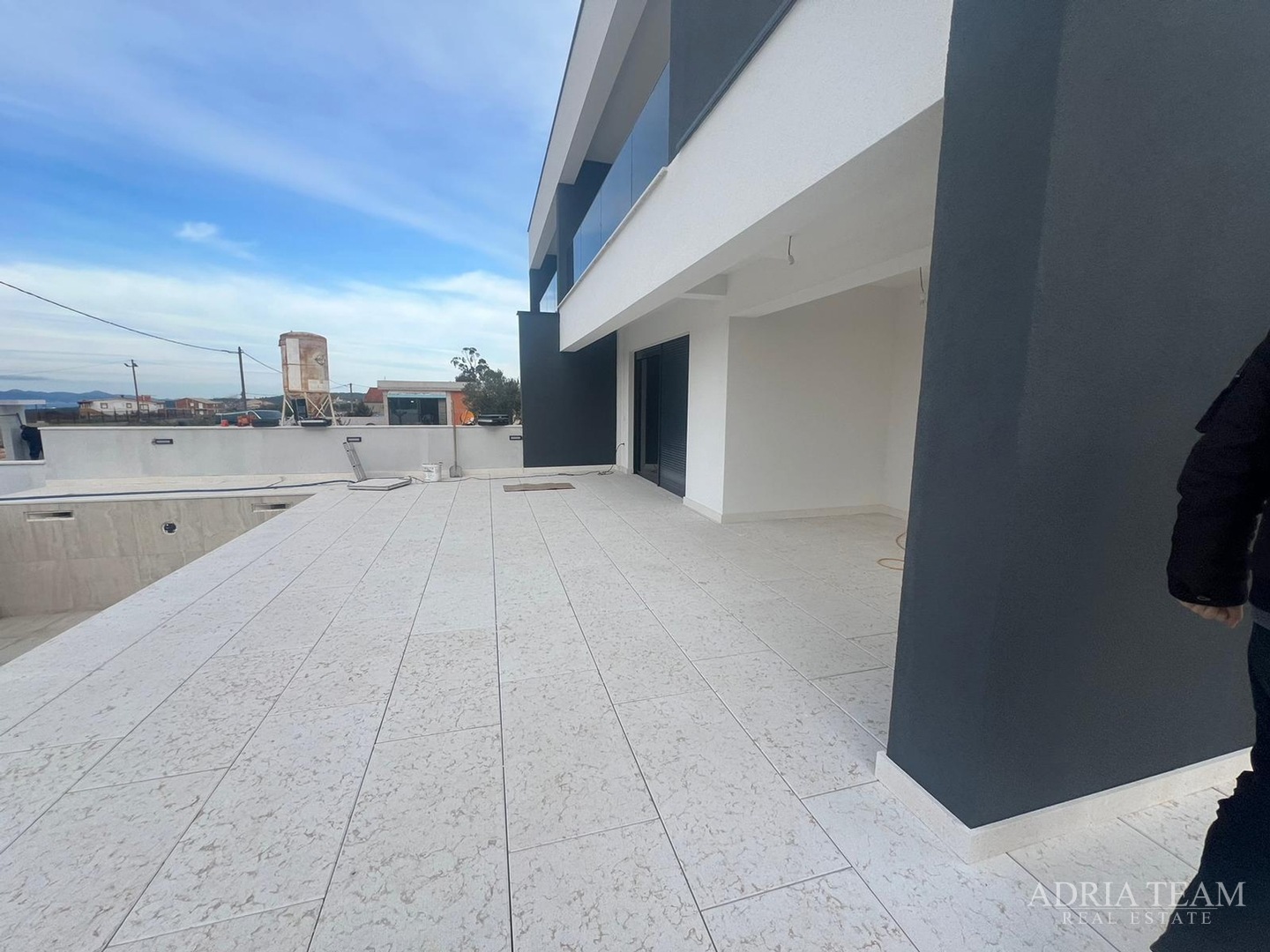 Half of a house with a swimming pool - Debeljak