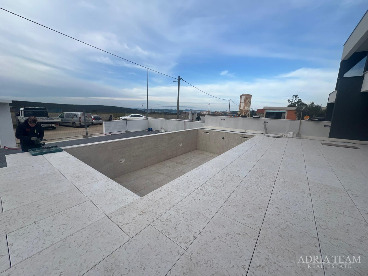 Half of a house with a swimming pool - Debeljak