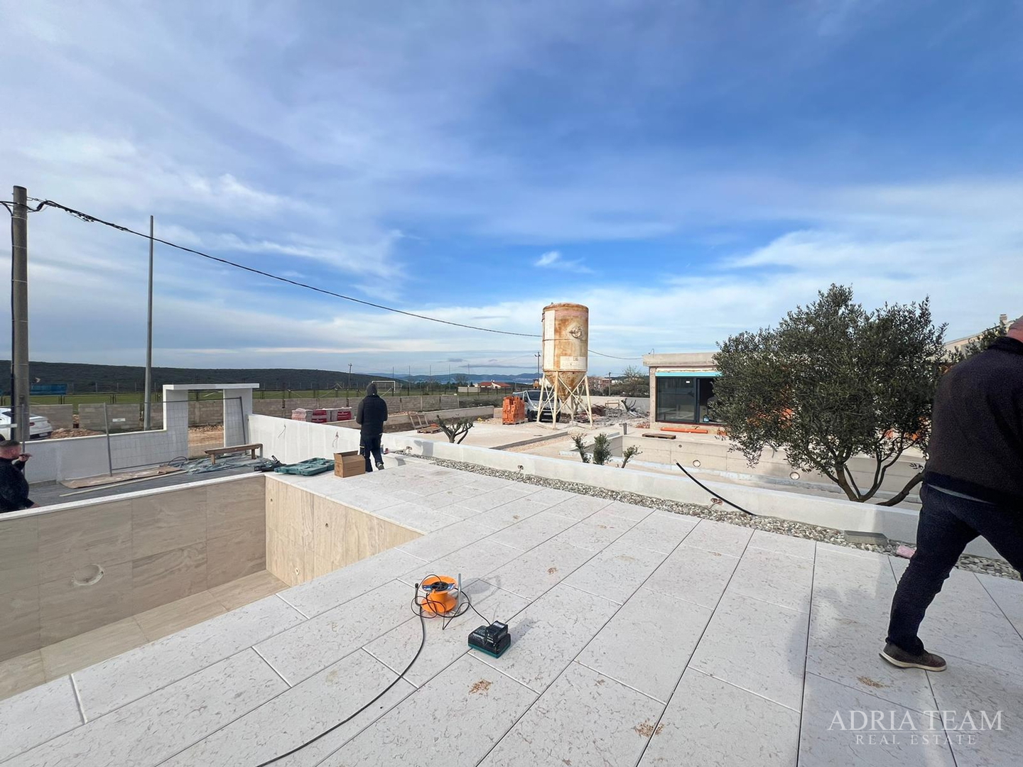 Half of a house with a swimming pool - Debeljak