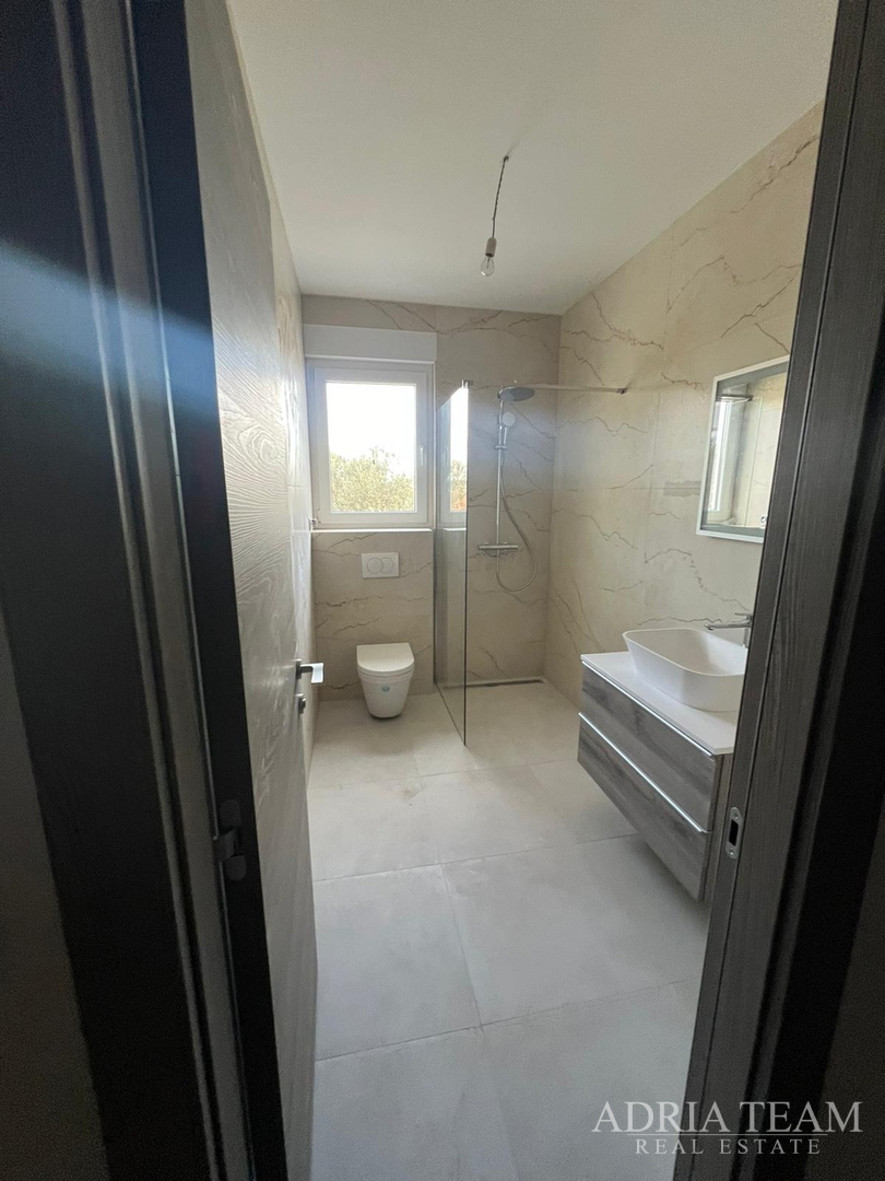 Half of a house with a swimming pool - Debeljak