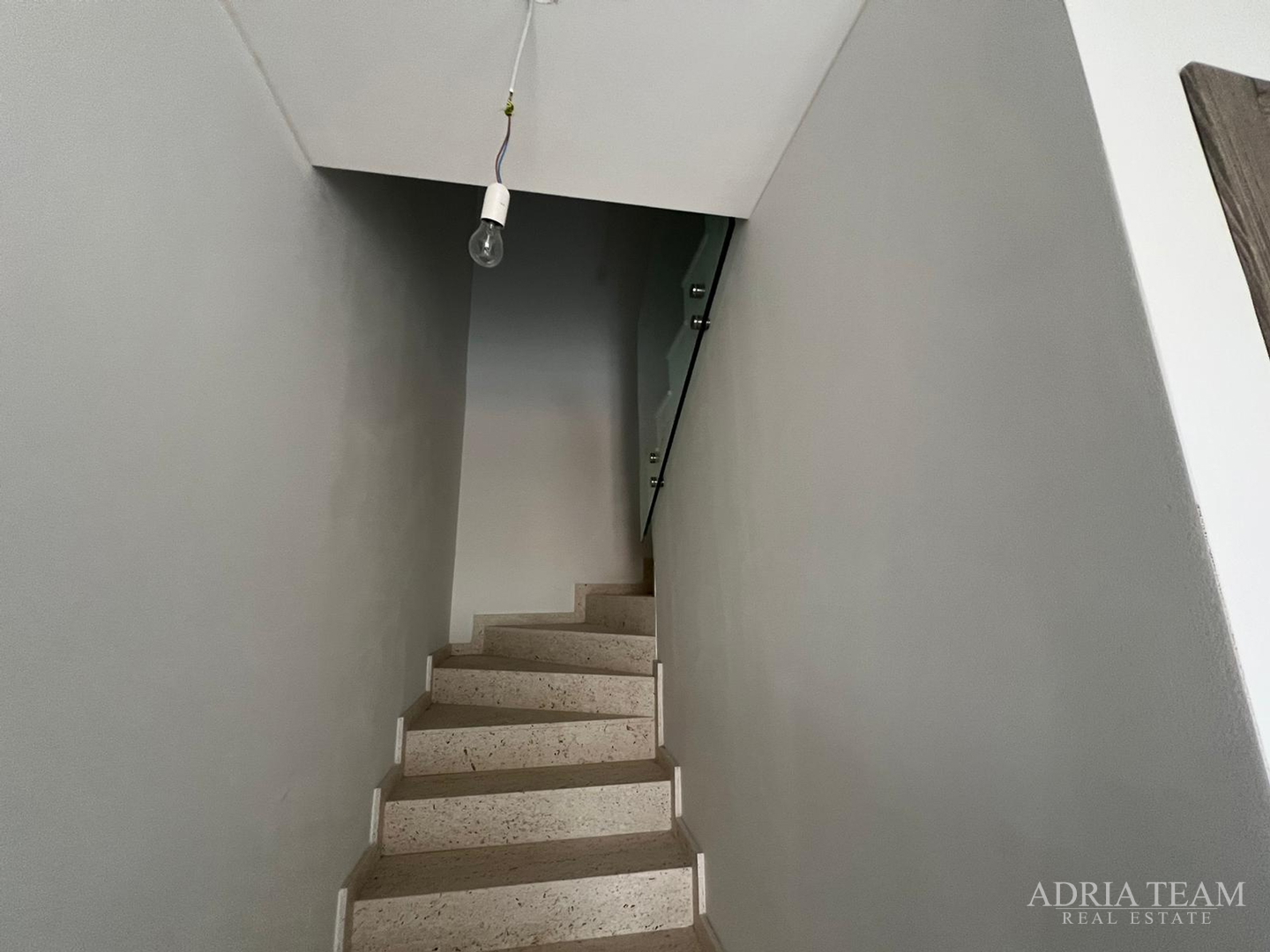 Half of a house with a swimming pool - Debeljak