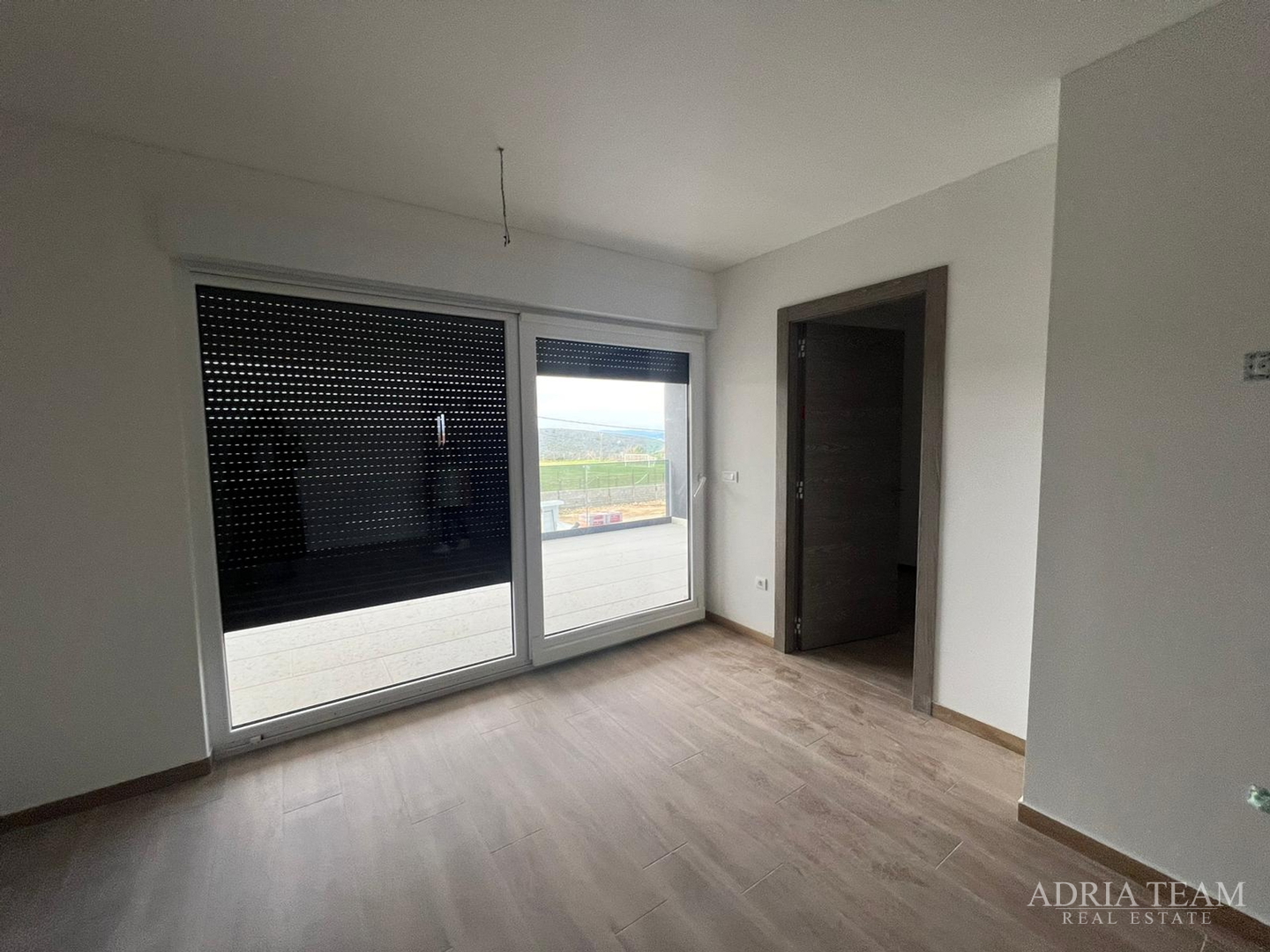 Half of a house with a swimming pool - Debeljak