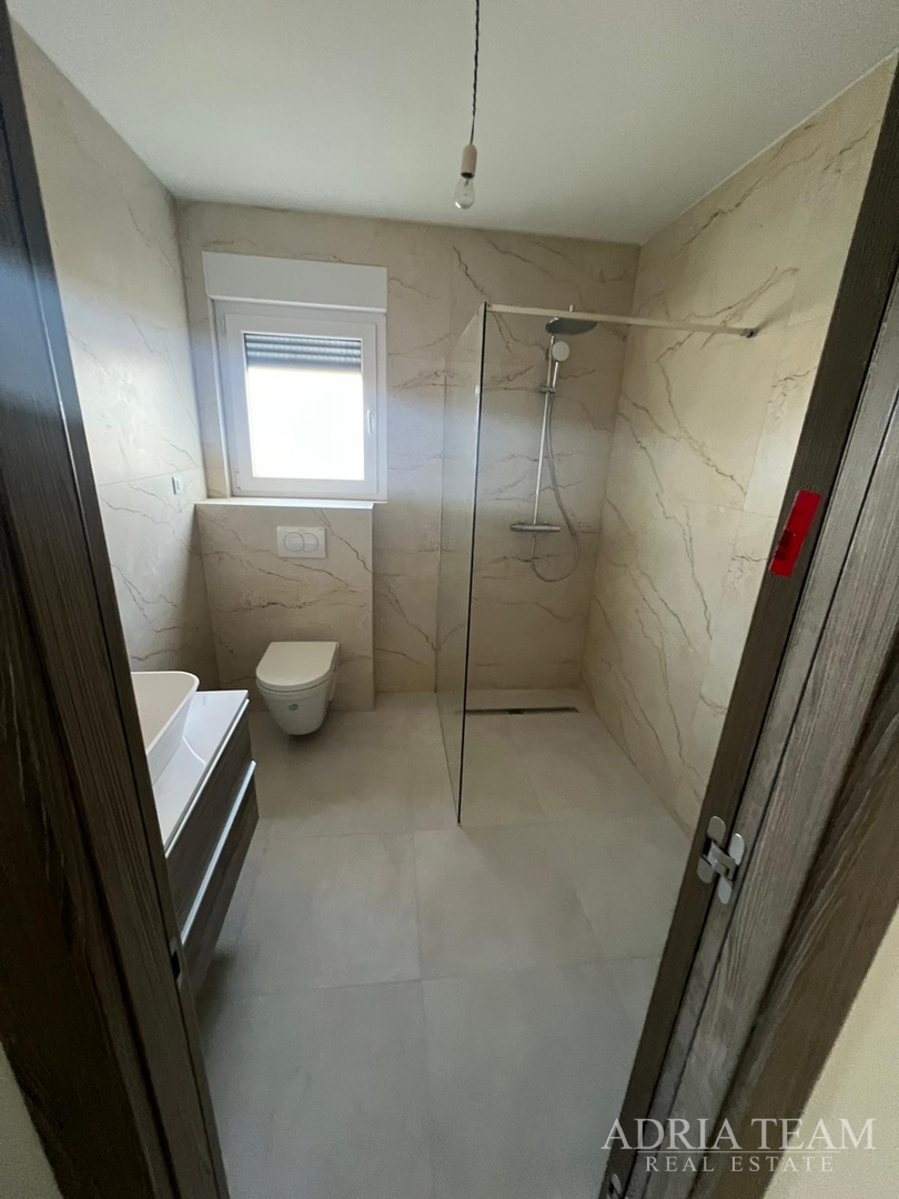 Half of a house with a swimming pool - Debeljak