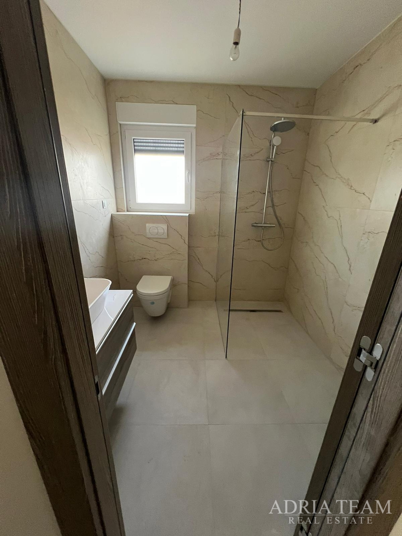 Half of a house with a swimming pool - Debeljak