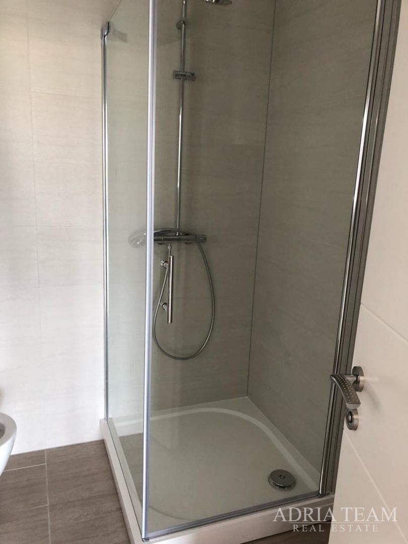 APARTMAN S 3 SPAVAĆE SOBE, 1. RED DO MORA, POVLJANA - PAG