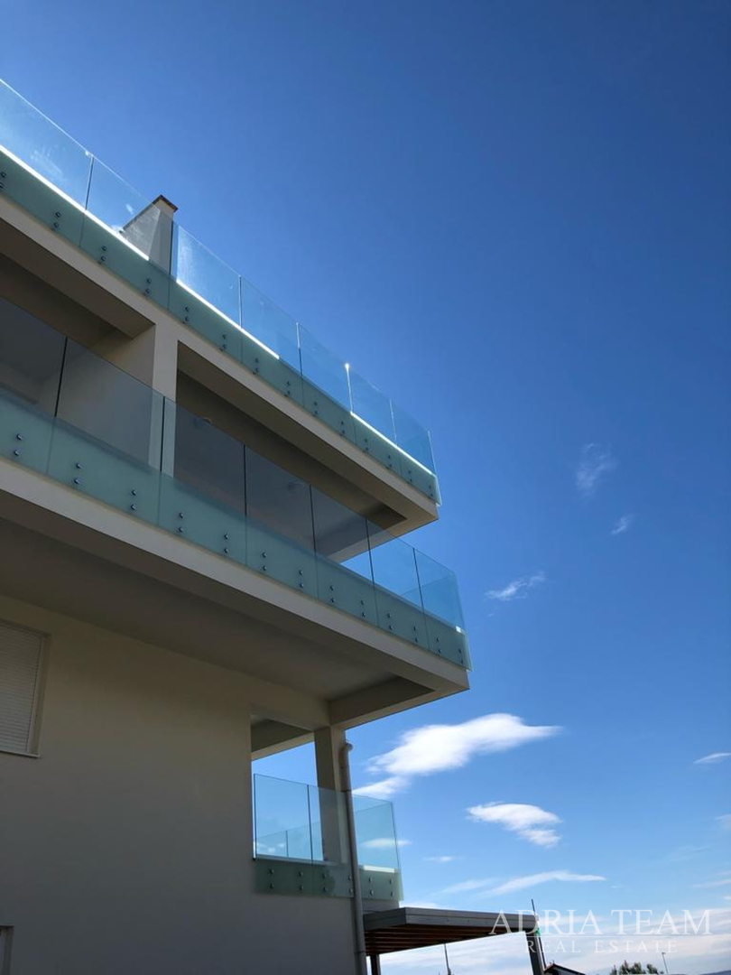 APARTMAN S 3 SPAVAĆE SOBE, 1. RED DO MORA, POVLJANA - PAG