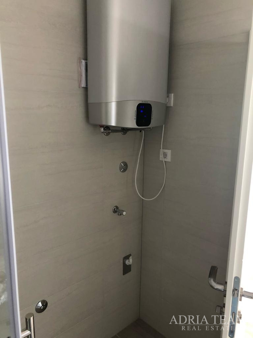 APARTMAN S 3 SPAVAĆE SOBE, 1. RED DO MORA, POVLJANA - PAG