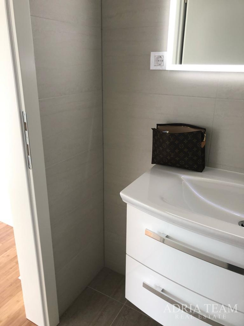 APARTMAN S 3 SPAVAĆE SOBE, 1. RED DO MORA, POVLJANA - PAG