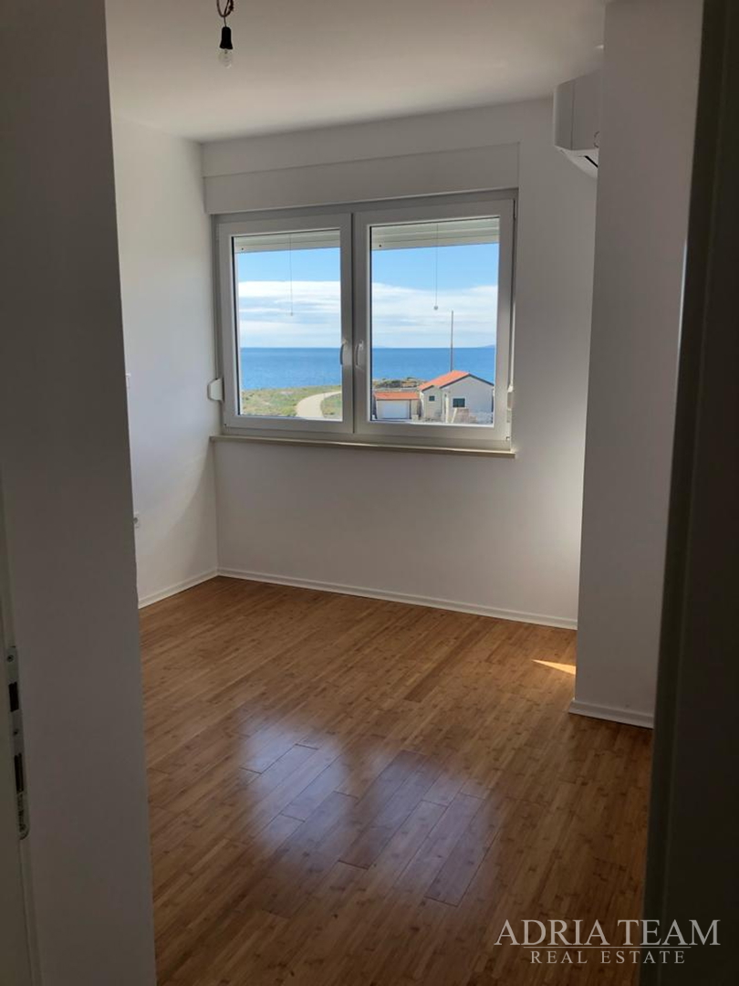 APARTMAN S 3 SPAVAĆE SOBE, 1. RED DO MORA, POVLJANA - PAG