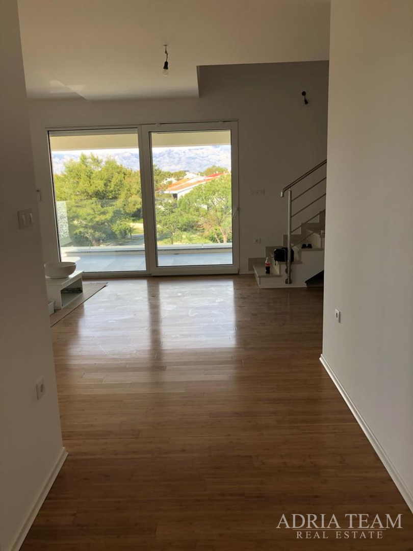 APARTMAN S 3 SPAVAĆE SOBE, 1. RED DO MORA, POVLJANA - PAG