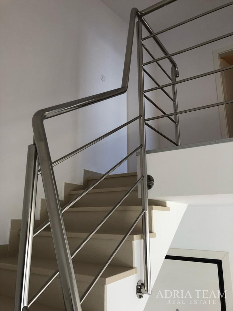 APARTMAN S 3 SPAVAĆE SOBE, 1. RED DO MORA, POVLJANA - PAG