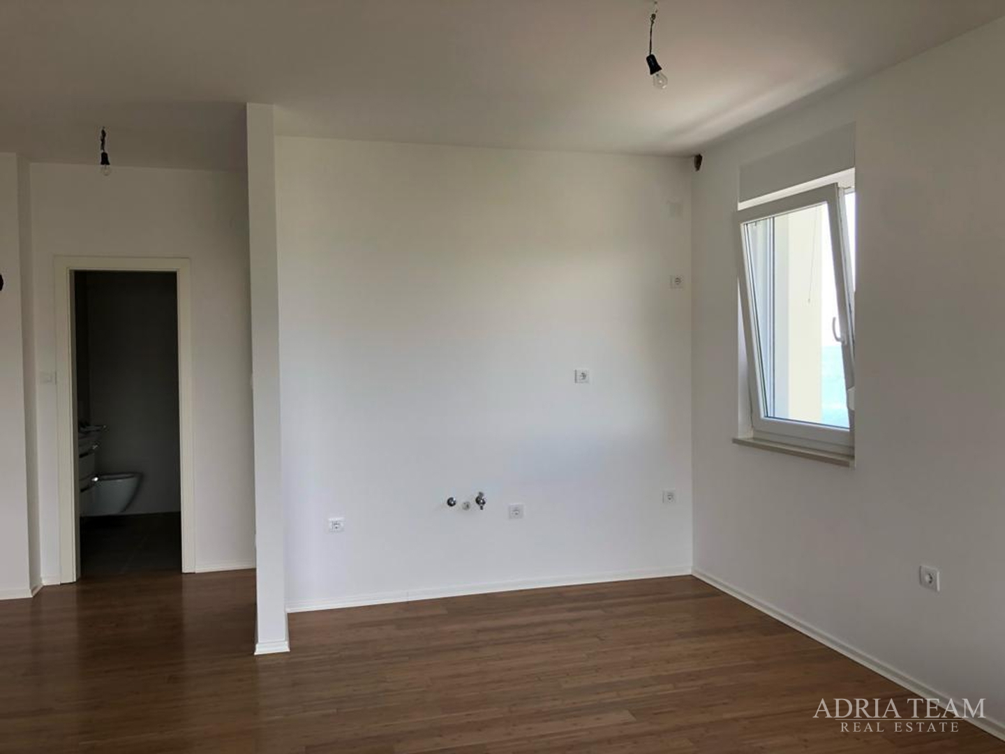 APARTMAN S 3 SPAVAĆE SOBE, 1. RED DO MORA, POVLJANA - PAG