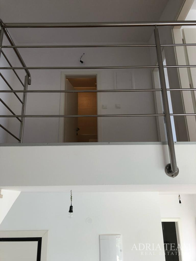 APARTMAN S 3 SPAVAĆE SOBE, 1. RED DO MORA, POVLJANA - PAG