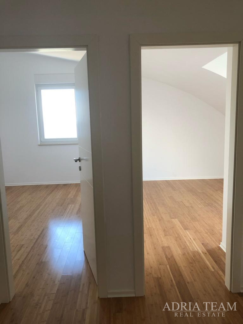 APARTMAN S 3 SPAVAĆE SOBE, 1. RED DO MORA, POVLJANA - PAG