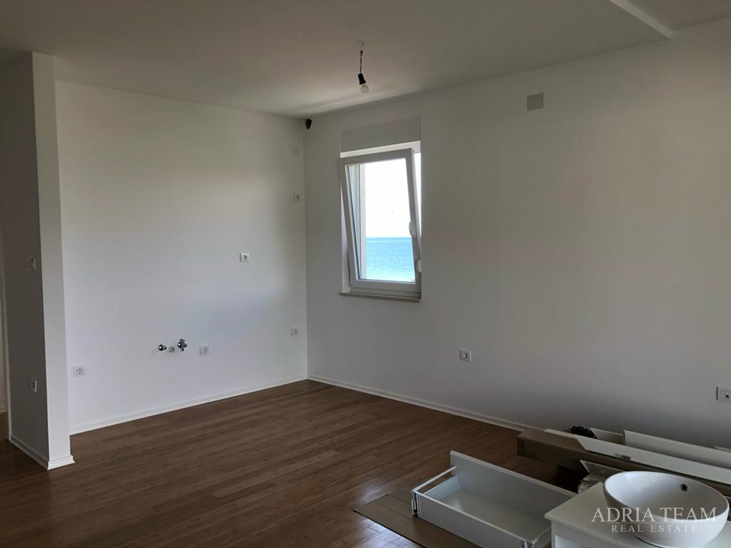 APARTMAN S 3 SPAVAĆE SOBE, 1. RED DO MORA, POVLJANA - PAG