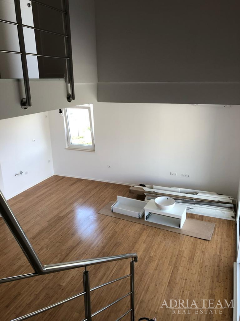APARTMAN S 3 SPAVAĆE SOBE, 1. RED DO MORA, POVLJANA - PAG