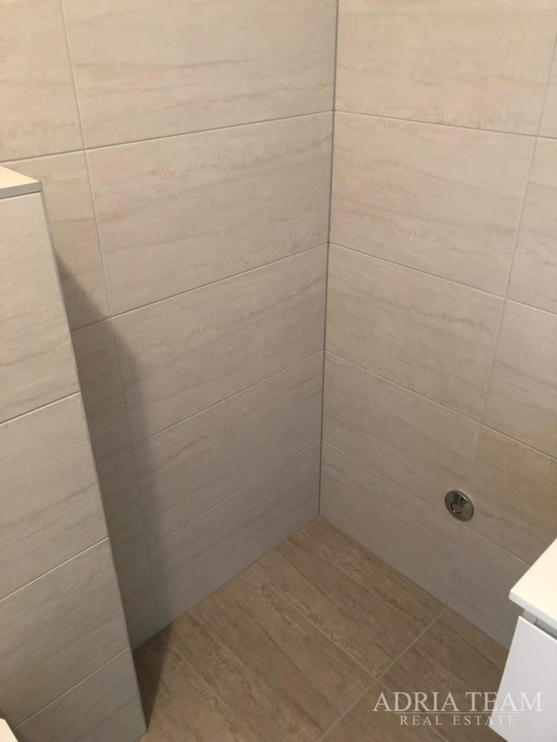 APARTMAN S 3 SPAVAĆE SOBE, 1. RED DO MORA, POVLJANA - PAG