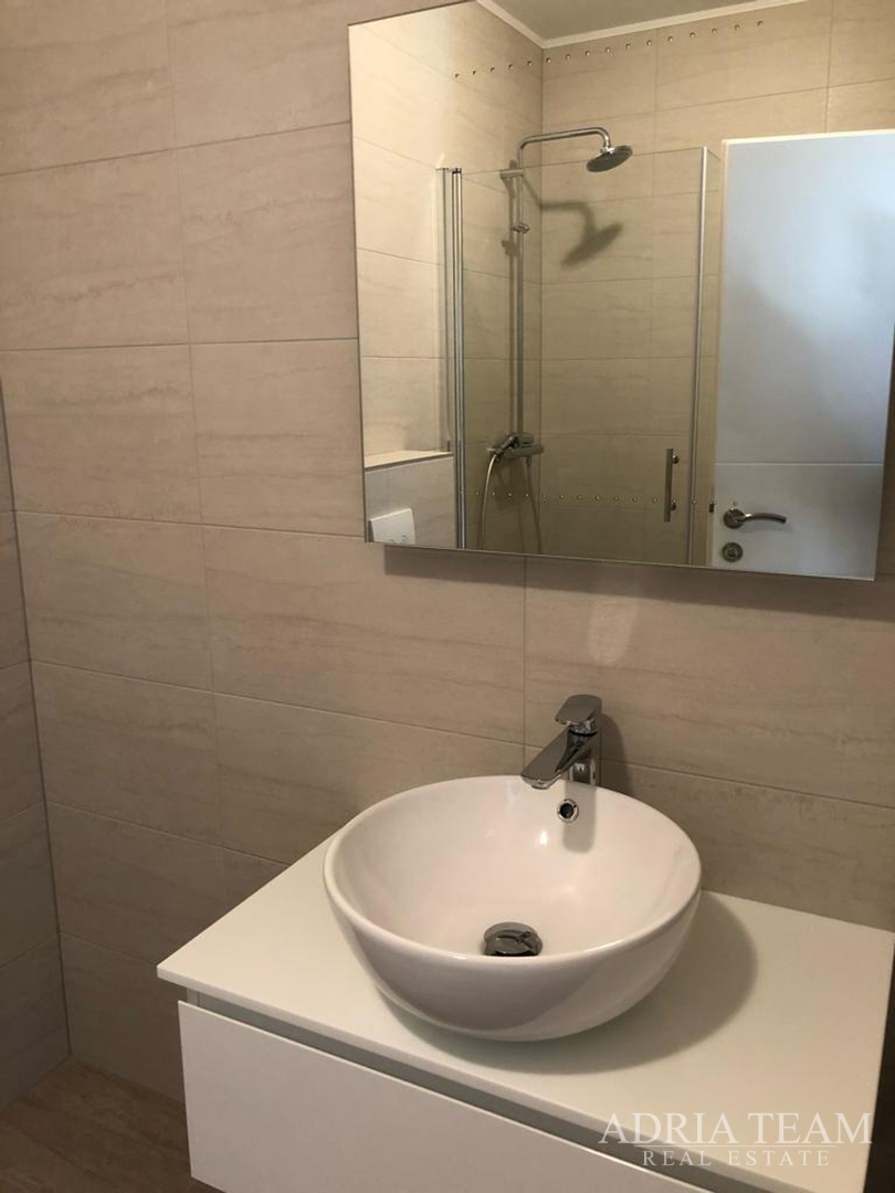 APARTMAN S 3 SPAVAĆE SOBE, 1. RED DO MORA, POVLJANA - PAG