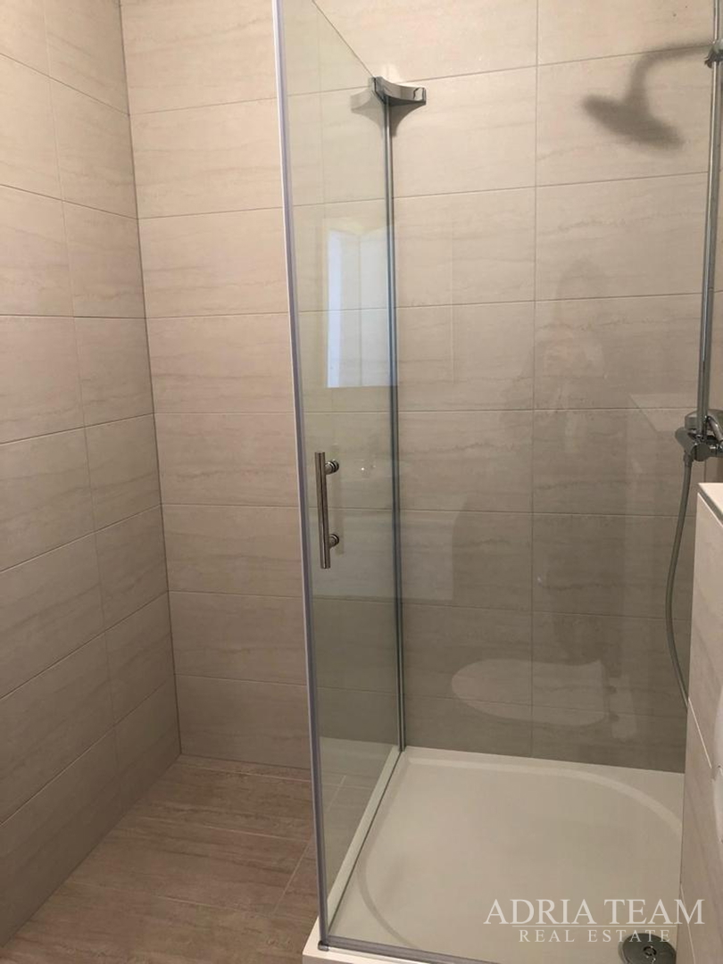APARTMAN S 3 SPAVAĆE SOBE, 1. RED DO MORA, POVLJANA - PAG
