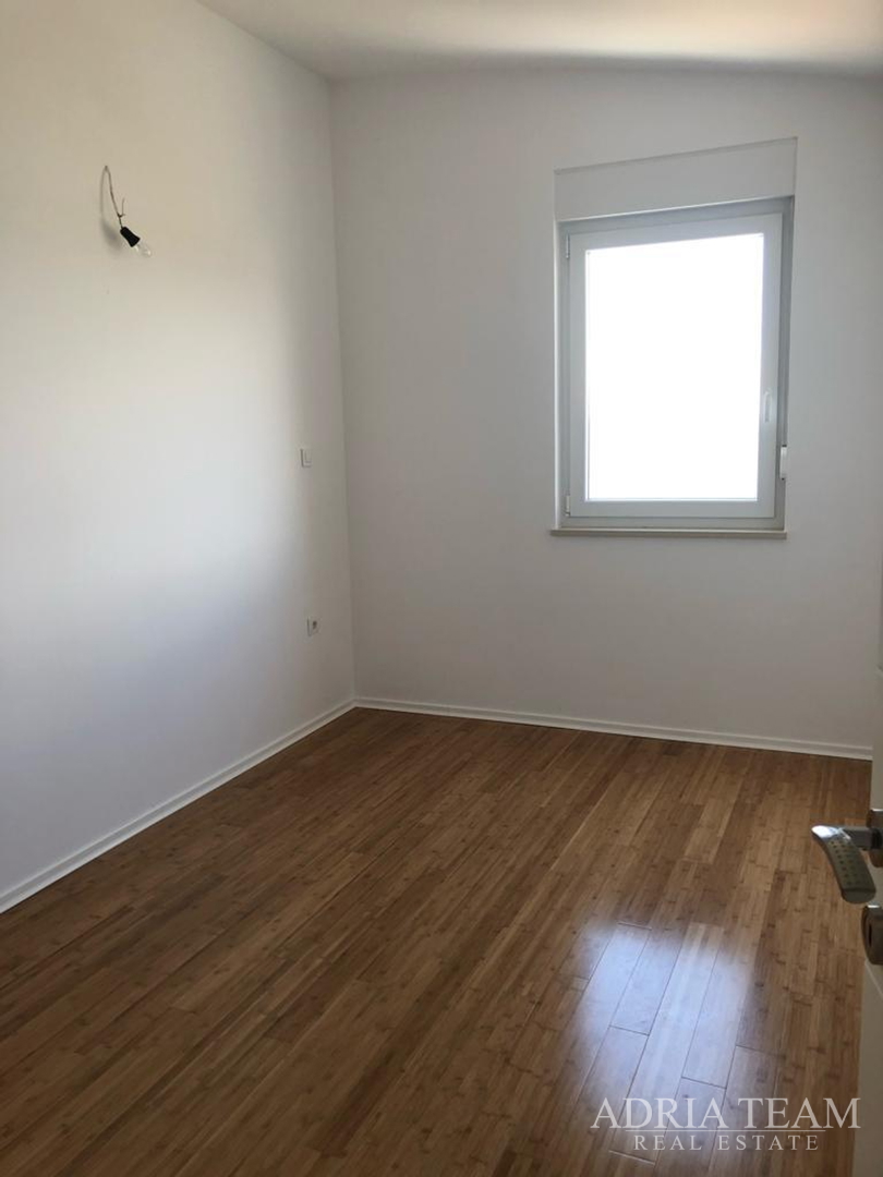 APARTMAN S 3 SPAVAĆE SOBE, 1. RED DO MORA, POVLJANA - PAG