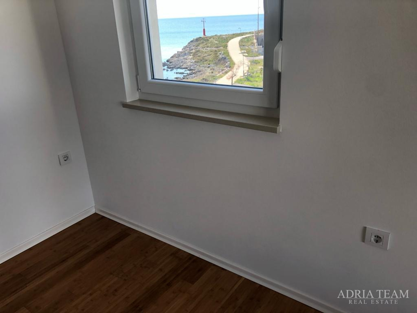 APARTMAN S 3 SPAVAĆE SOBE, 1. RED DO MORA, POVLJANA - PAG