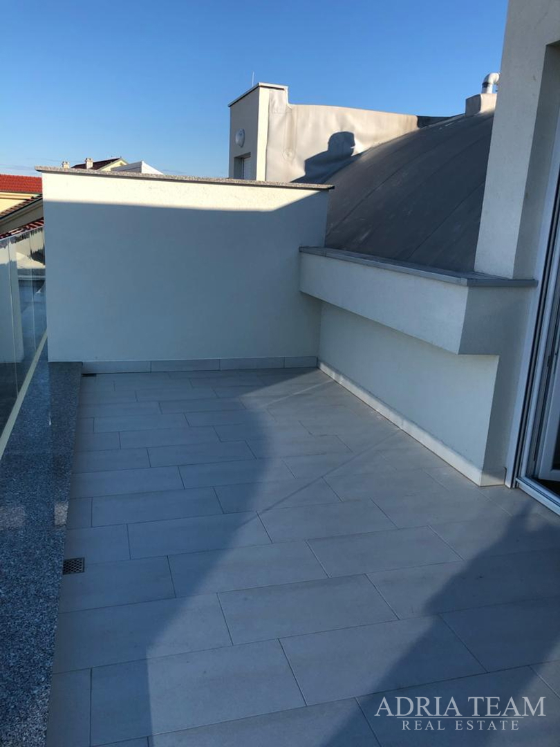 APARTMAN S 3 SPAVAĆE SOBE, 1. RED DO MORA, POVLJANA - PAG