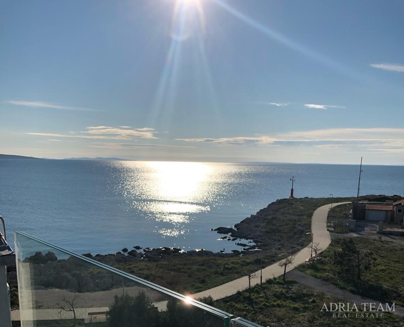 APARTMAN S 3 SPAVAĆE SOBE, 1. RED DO MORA, POVLJANA - PAG